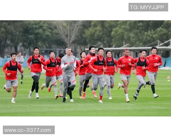 李新翔伤愈随海港队赴迪拜冬训晒照展现团队精神